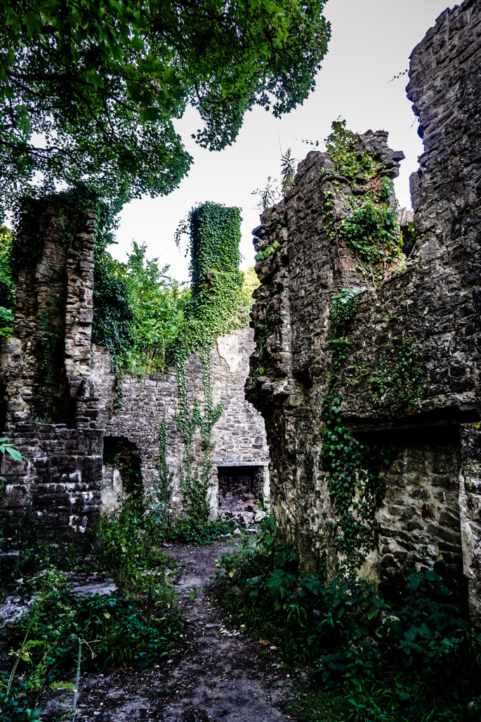 These are the 5 Most Haunted Places in Wales - Amy's Crypt